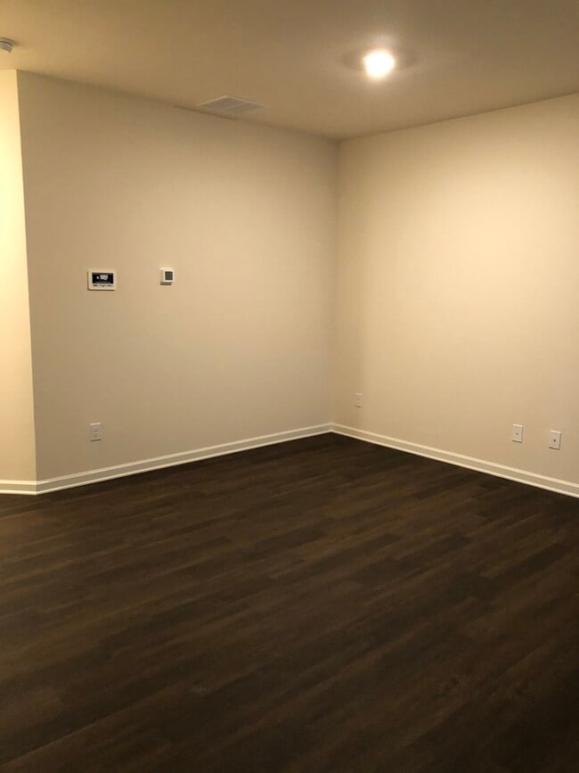 Building Photo - 5825 Union Walk Dr