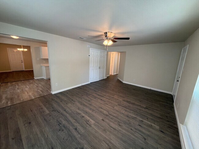 Foto del edificio - Room in Single Family Home on Houston St