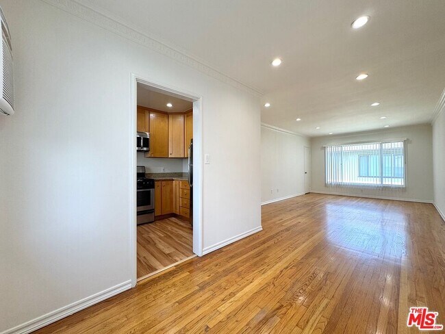 Foto del edificio - 1233 N Harper Ave
