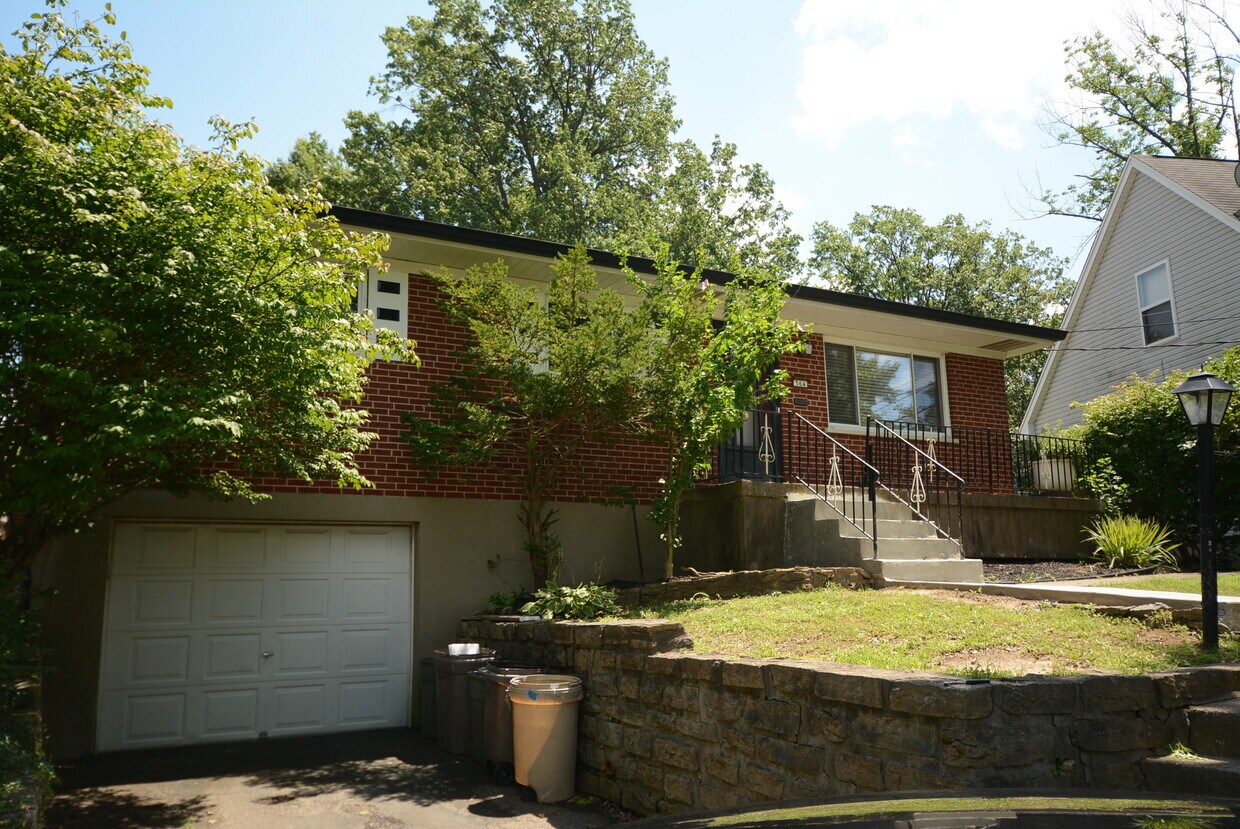 Front - 564 Covedale Ave