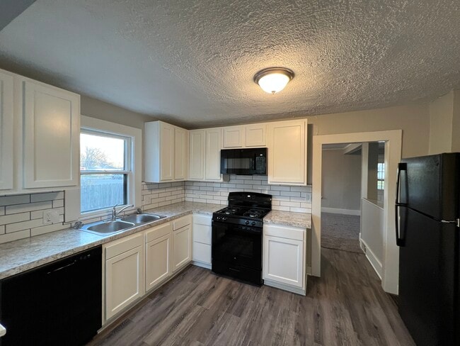 Building Photo - 1210 Mason St NE