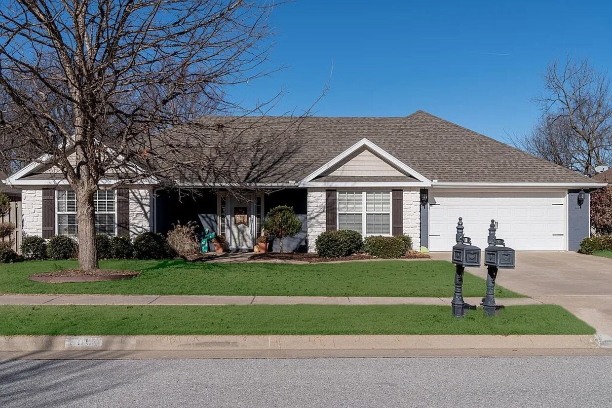 Foto principal - Nice 3 bedroom home in West Fayetteville