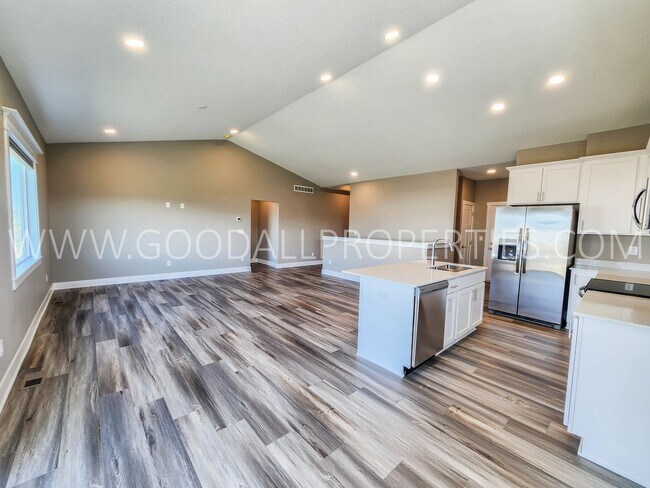 Foto del edificio - Spacious Waukee Ranch | 4 Bedrooms | 3-Car Garage | Finished Basement