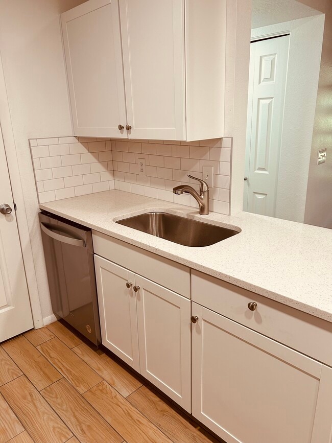 Photo - 1216 E Waterside Cv Apartment