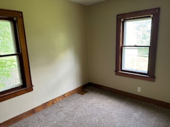 Building Photo - 628 Kern St