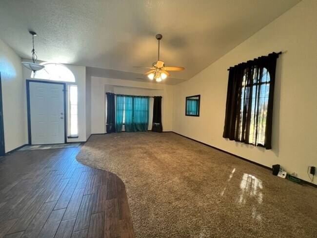 Foto del edificio - 4 BR Luxury Residence with Solar-No ELECTRIC Bills