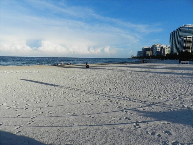 Foto del edificio - 10230 Collins Ave