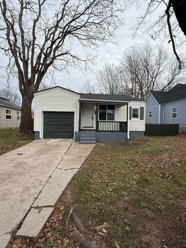 Building Photo - 3 bedroom/1 bath house