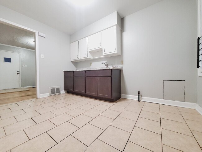 Building Photo - Nicely Updated 2 Bed 1 Bath w/ Garage!