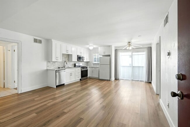 Building Photo - Charming 2BR + 1BA Condo in Tarzana availa...