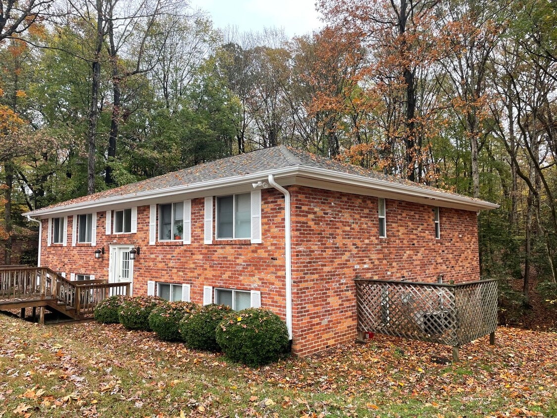 Primary Photo - Charming 2 bedroom condo off of Jamestown ...