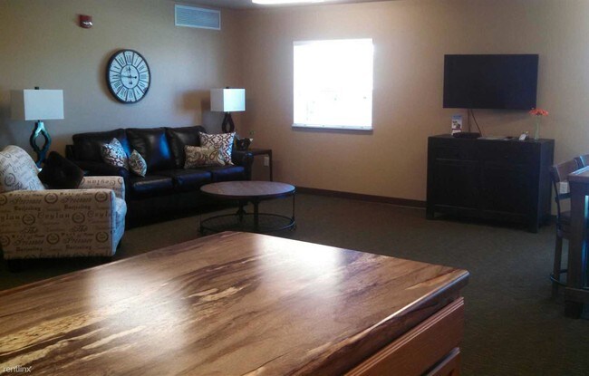 Building Photo - 118 Fox Hills Pky