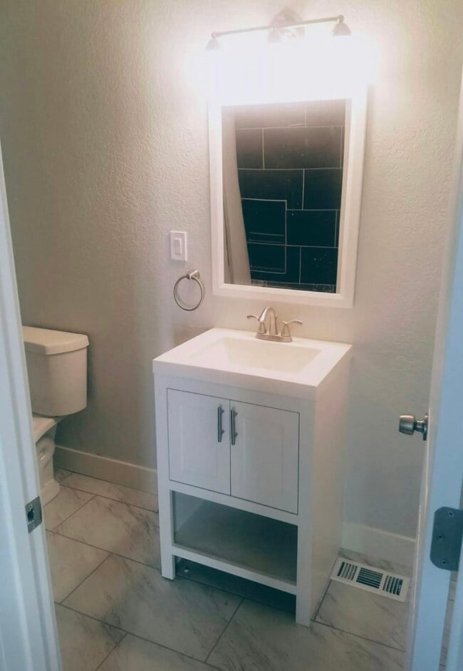 Foto del edificio - 613 N 1100 West St