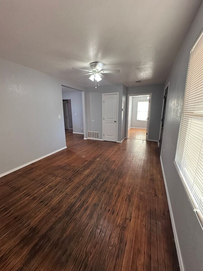 Building Photo - Large Canyon Home