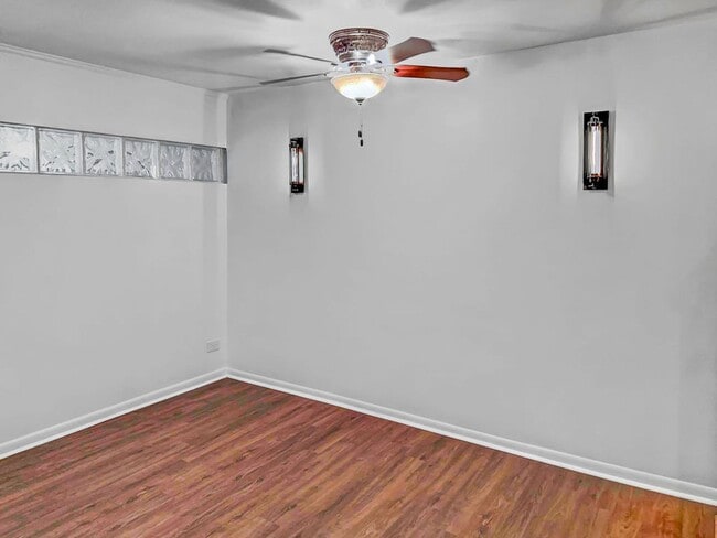 Building Photo - 215 Melliff Dr