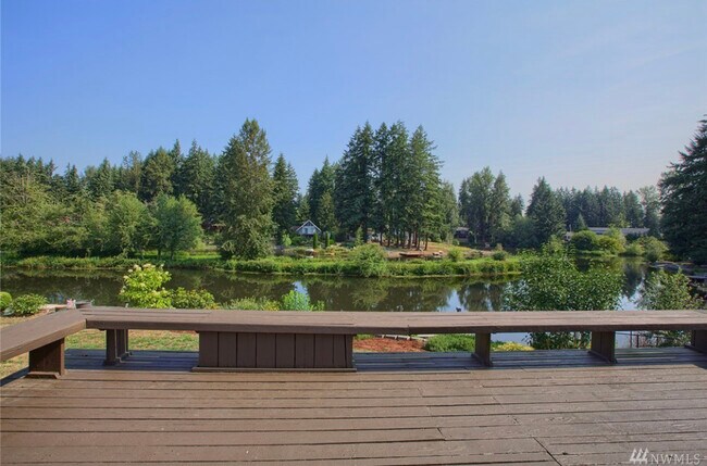 Large deck for entertaining - 19108 Bonney Lake Blvd E