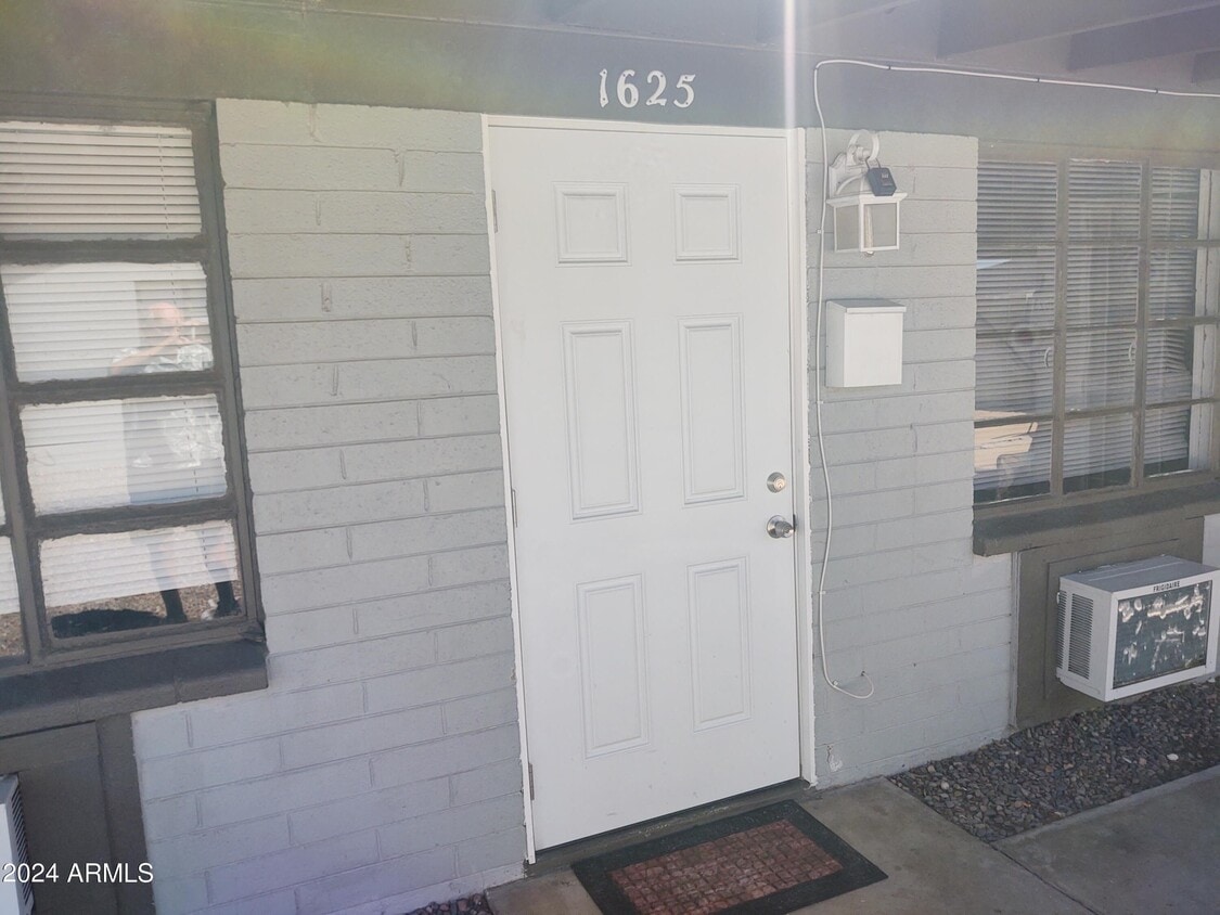 Foto principal - 1625 E Pinchot Ave