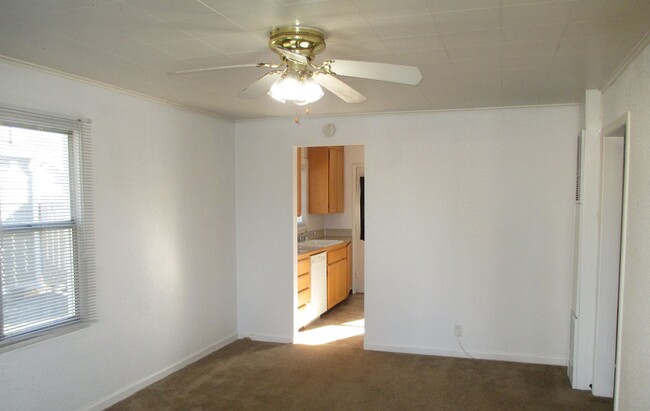 Building Photo - **PENDING APP**Cute 2 Bed 1 Bath Cottage l...