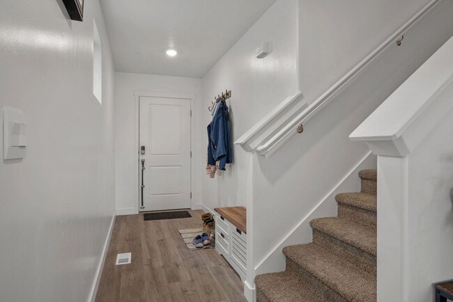 Building Photo - 988 W Broadleaf Dr