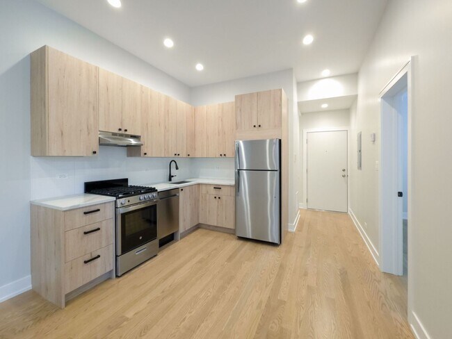 Building Photo - 2057 W Dickens Ave