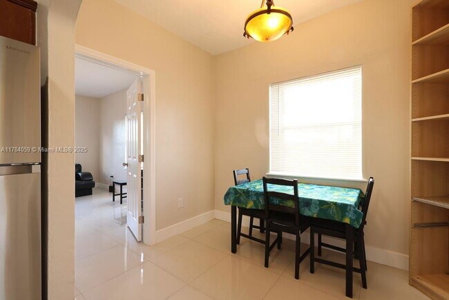 Foto del edificio - 1753 SW 13th St