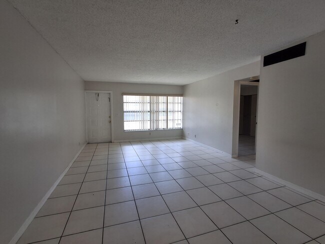 Foto del edificio - 11506 Royal Palm Blvd