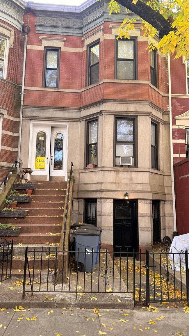Building Photo - 794 Lincoln Pl