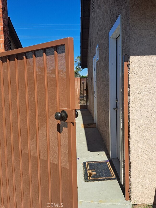 Building Photo - 14901 Silvertree Rd