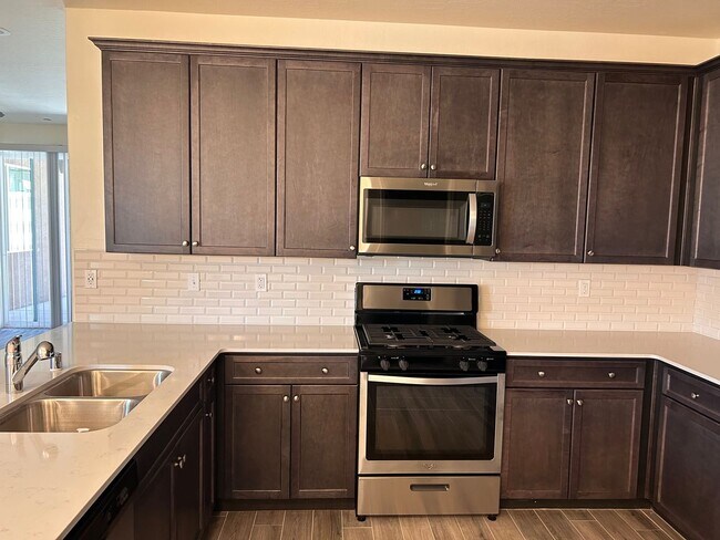 Foto del edificio - Beautiful home for rent in gated community in Visalia