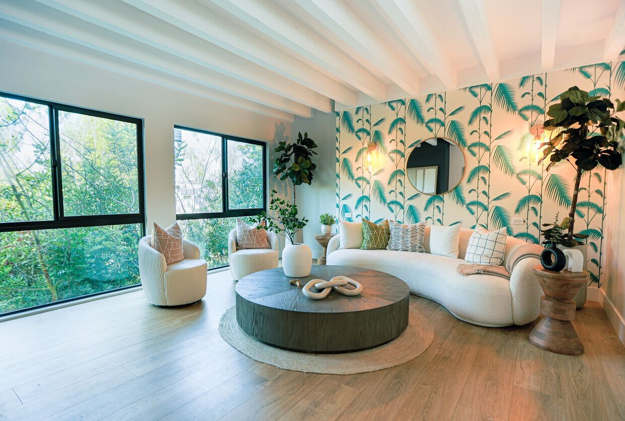 Primary Photo - 30+ Day Fully Stylishly furnished & Tastef...