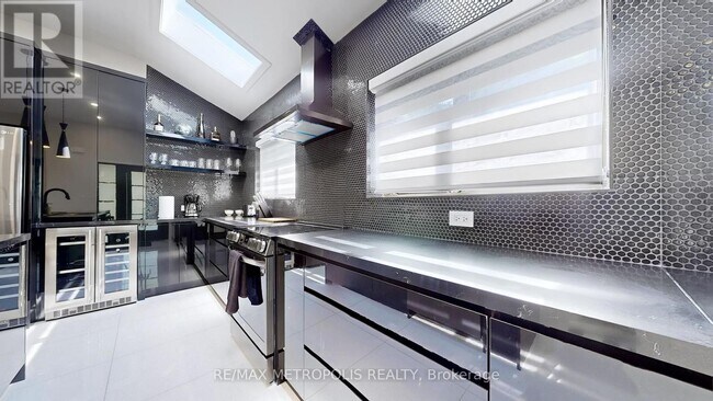 Photo du bâtiment - 640 Lansdowne Dr