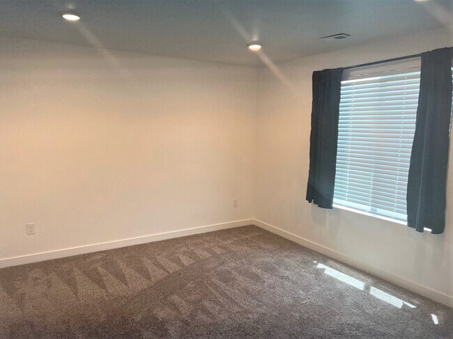 Building Photo - 1376 S Raintree Ln