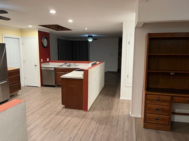 Foto del edificio - Adorable 3 bedroom home nestled in the ne Heights