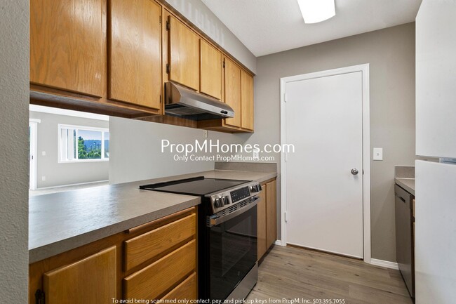 Building Photo - Spacious 2 Bedroom in Milwaukie - Attached...