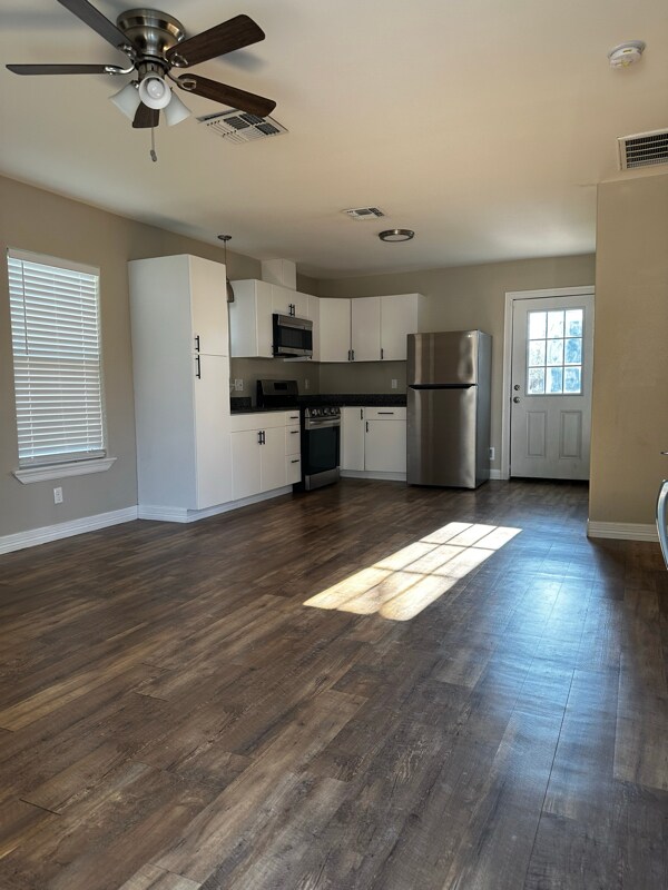 Foto del edificio - 548 Dixon Dr