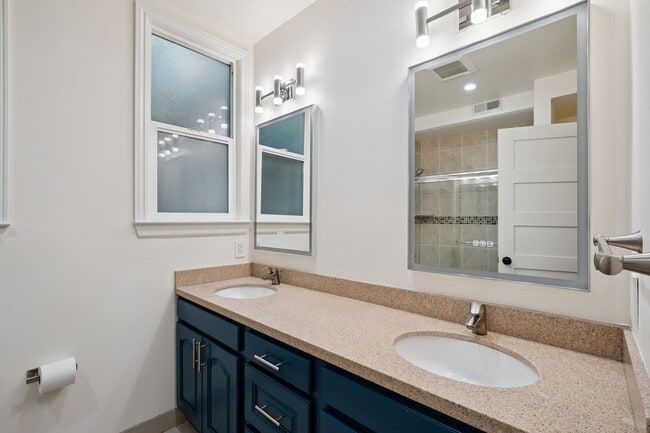 Building Photo - Bright pet friendly 3BR 2BTH with modern k...