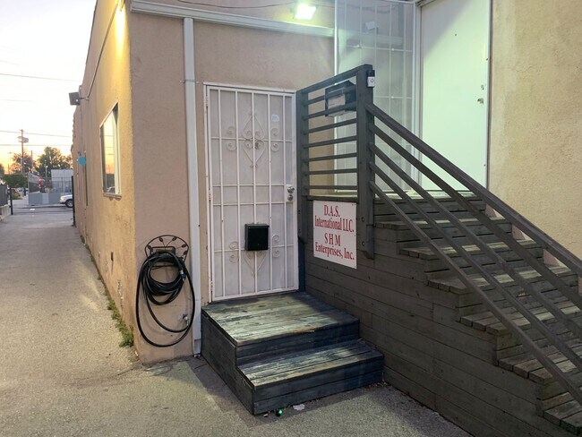 Foto del edificio - 7304 Canby Ave