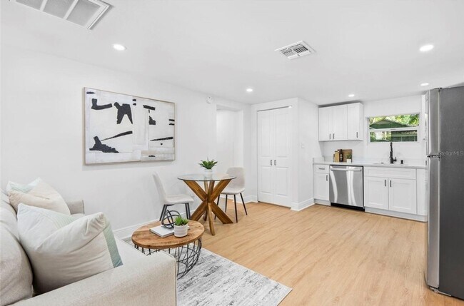 Foto del edificio - Modern 2-Bedroom Duplex w/ BRAND NEW Washer & Dryer – Quiet, Safe Area in Seminole Heights
