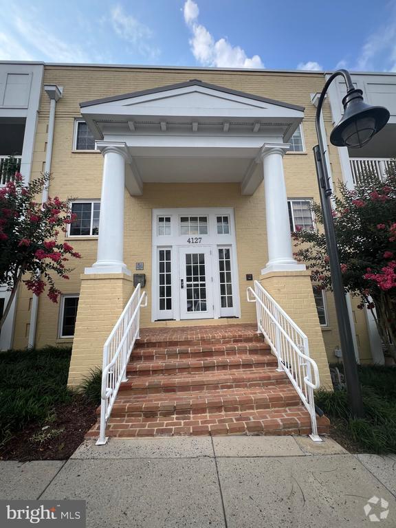 Building Photo - 4127 S Four Mile Run Dr