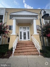Building Photo - 4127 S Four Mile Run Dr