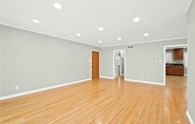 Building Photo - "Chic 1-Bed Condo at 325 Cedar Ave #7, Lon...
