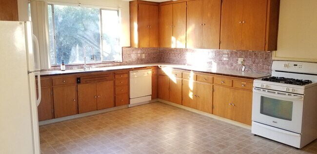 Kitchen - 2270 W Middlefield Rd
