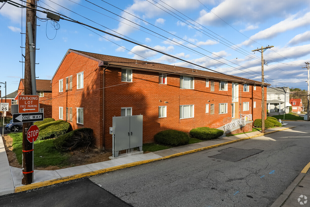 Primary Photo - Broadway Manor Apartments