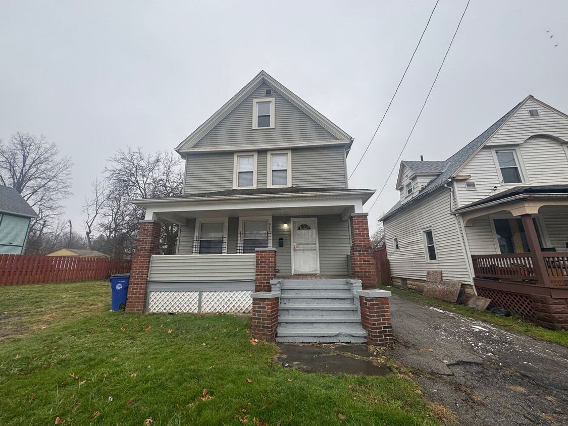 Foto principal - 4 Bed - 2 Bath - Single Family Home in Cle...