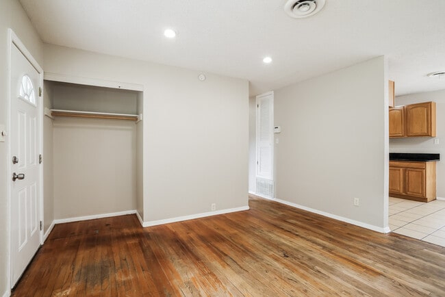 Building Photo - 2314 Golf Dr