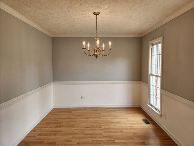Foto del edificio - Spacious 3-bedroom, 2.5-bathroom haven is ...