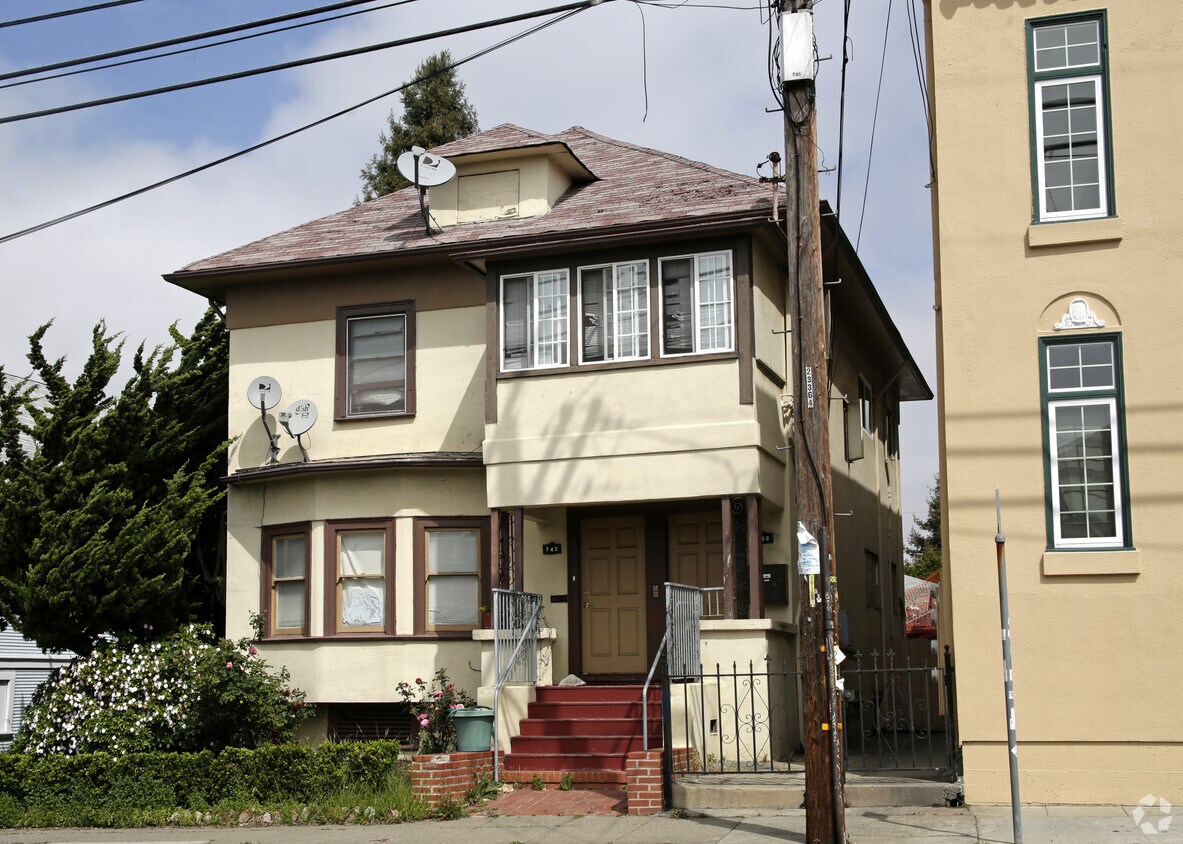 Primary Photo - 740-744 Alcatraz Ave