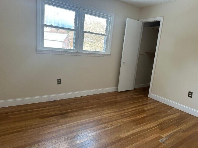 Foto del edificio - 970 Long Cres Dr