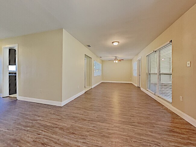 Building Photo - 324 Lake Fair Ln