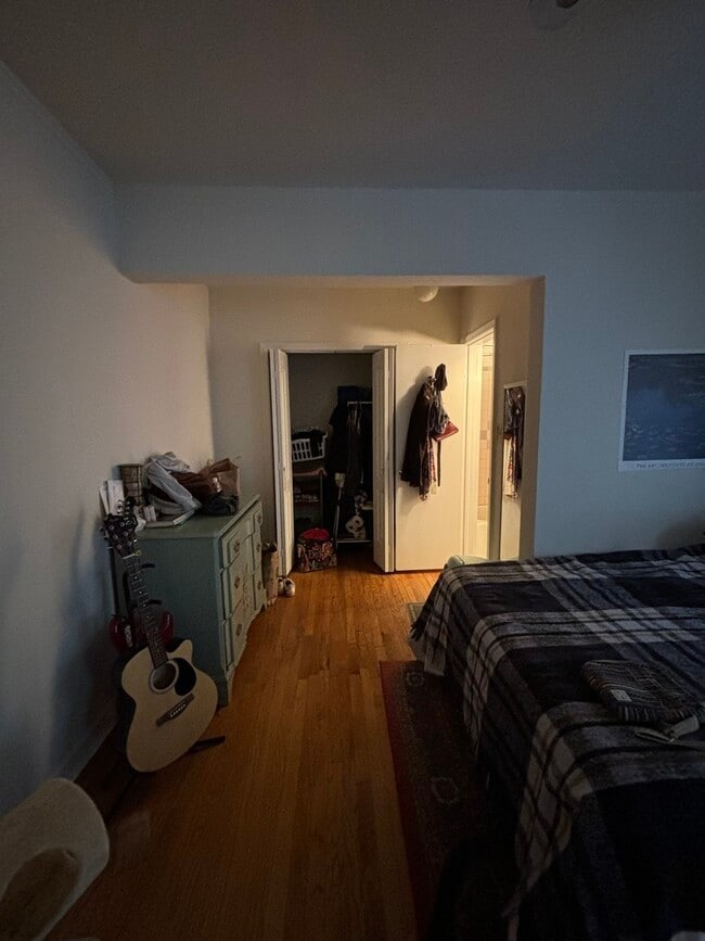 Building Photo - 3345 N Marshfield Ave Unit 306